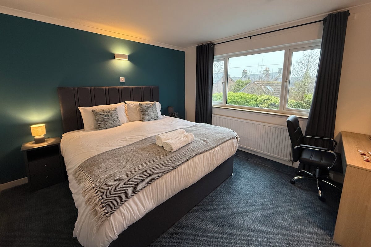 Chambre Double Supérieure, 1 trÚs grand lit, salle de bains privée | Literie de qualité supérieure, matelas Select Comfort, bureau