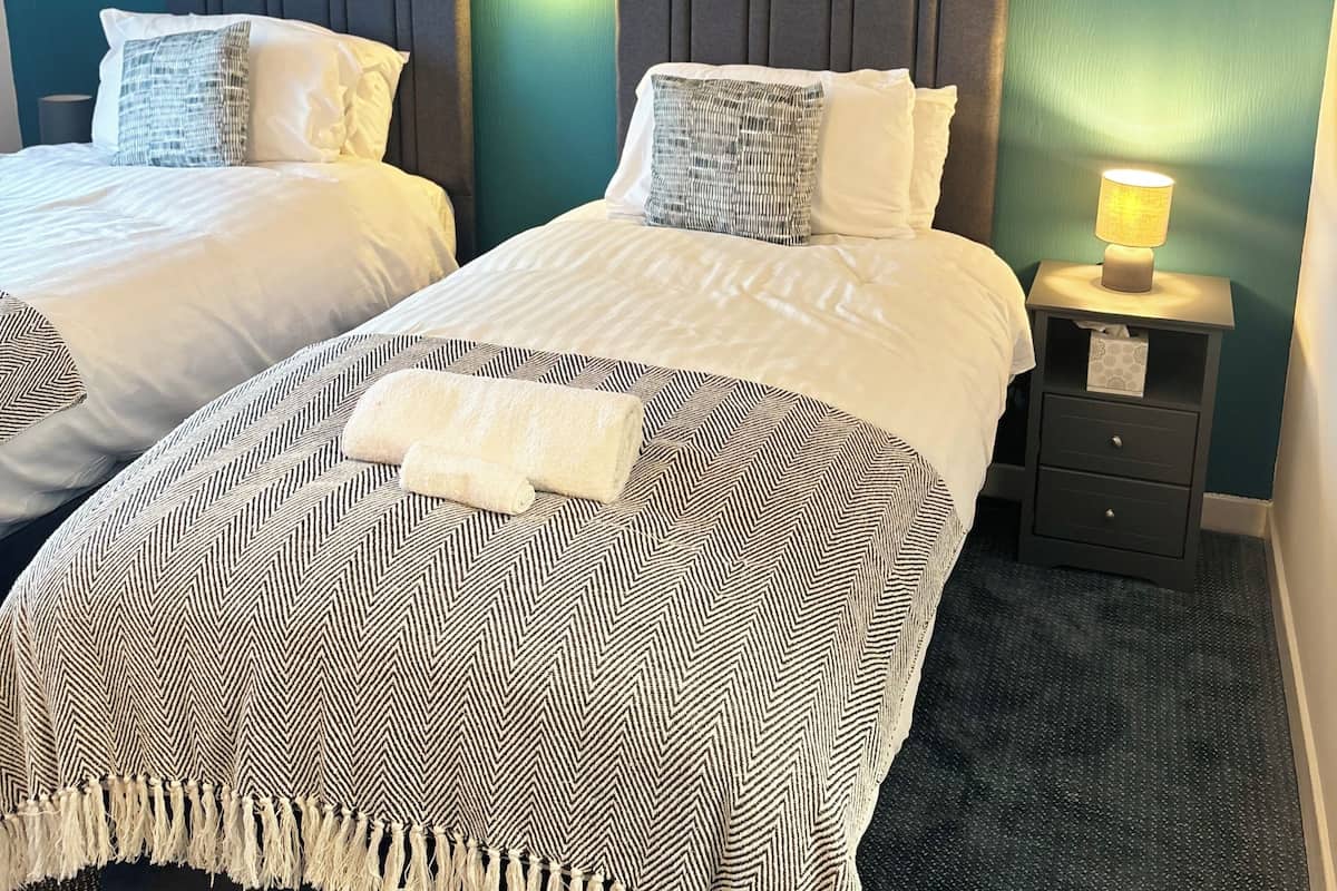Chambre Supérieure avec lits jumeaux, 2 lits une place, salle de bains privée | Literie de qualité supérieure, matelas Select Comfort, bureau