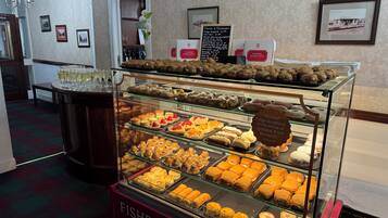 Aamiainen viikonloppuisin (10 GBP per henkilö)