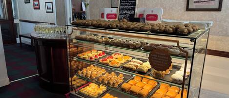 Une vitrine de boulangerie présentant diverses pâtisseries et une enseigne indiquant « Fisher & Donaldson ».