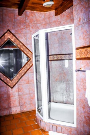 Firemannsrom – familie, bassengutsikt | Bad