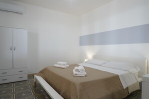 5 bedrooms, iron/ironing board, free WiFi, bed sheets