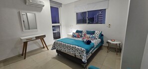 2 habitaciones, escritorio y tabla de planchar con plancha