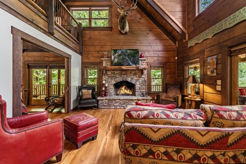 Gorgeous Creekside Lodge Sleeps 14! Guesthouse with Huge Game Room! Wineries!