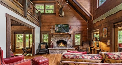 Gorgeous Creekside Lodge Sleeps 14! Guesthouse with Huge Game Room! Wineries!