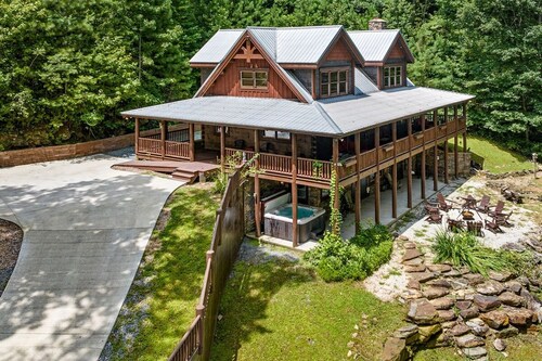 Gorgeous Creekside Lodge Sleeps 14! Guesthouse with Huge Game Room! Wineries!