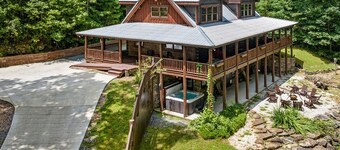 Gorgeous Creekside Lodge Sleeps 14! Guesthouse with Huge Game Room! Wineries!