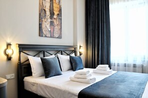 1 habitación, tabla de planchar con plancha y ropa de cama 