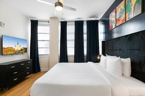 1 habitación, tabla de planchar con plancha y ropa de cama