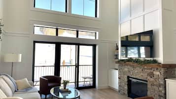 Smart-TV, Kamin, DVD-Player, Bücher