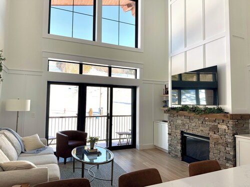 Ski-in/Ski-out, SLOPESIDE condo above the Lodge at Cranmore Mountain Resort