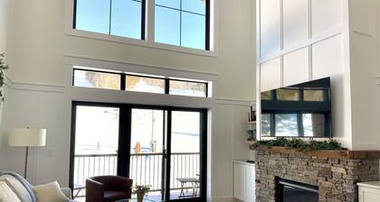 Ski-in/Ski-out, SLOPESIDE condo above the Lodge at Cranmore Mountain Resort
