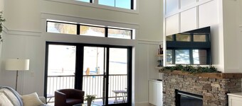 Ski-in/Ski-out, SLOPESIDE condo above the Lodge at Cranmore Mountain Resort