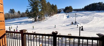 Ski-in/Ski-out, SLOPESIDE condo above the Lodge at Cranmore Mountain Resort