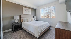 1 slaapkamer, een bureau, een strijkplank/strijkijzer, wifi