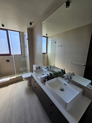 Dusche, Haartrockner, Bidet, Handtücher
