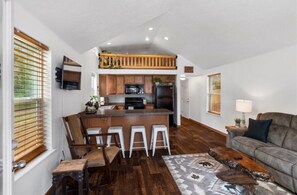 Smart TV, fireplace - Cabin in Hungry Horse; 10 Miles From Glacier Park West Entrance (Hungry Horse)