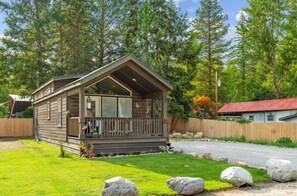 Exterior - Cabin in Hungry Horse; 10 Miles From Glacier Park West Entrance (Hungry Horse)
