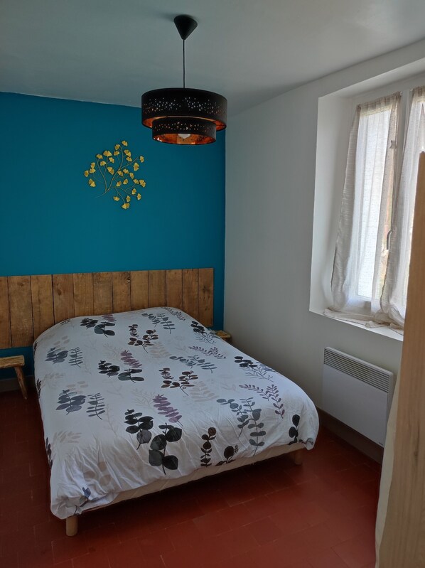 2 bedrooms, bed sheets