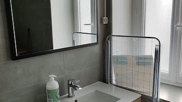 Hiustenkuivaaja, pyyhkeet, saippua, vessapaperi