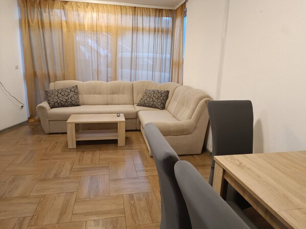 Living room - Family Apartment in the Complex (Bar)
