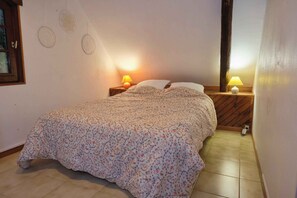 2 dormitorios, tabla de planchar con plancha, ropa de cama