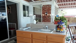 A kitchen with a sink, stove, and cabinets. - Well located, close to everything (Acapulco de Juárez)