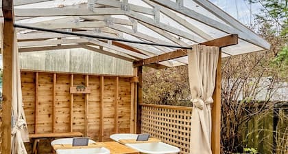 Cozy Cottage Retreat w/ Open Air Bath house, one minute walk to Squaxin Park