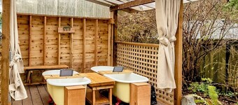 Cozy Cottage Retreat w/ Open Air Bath house, one minute walk to Squaxin Park