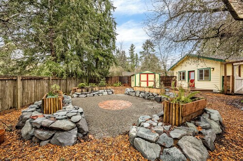 Cozy Cottage Retreat w/ Open Air Bath house, one minute walk to Squaxin Park