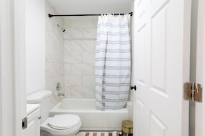 Secadora de cabello, toallas, jabón, papel de baño
