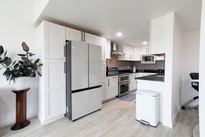 Fridge, microwave, oven, stovetop - Charming 2bed 2 bath  with AC, WiFi in wonderful Aurora (Aurora)