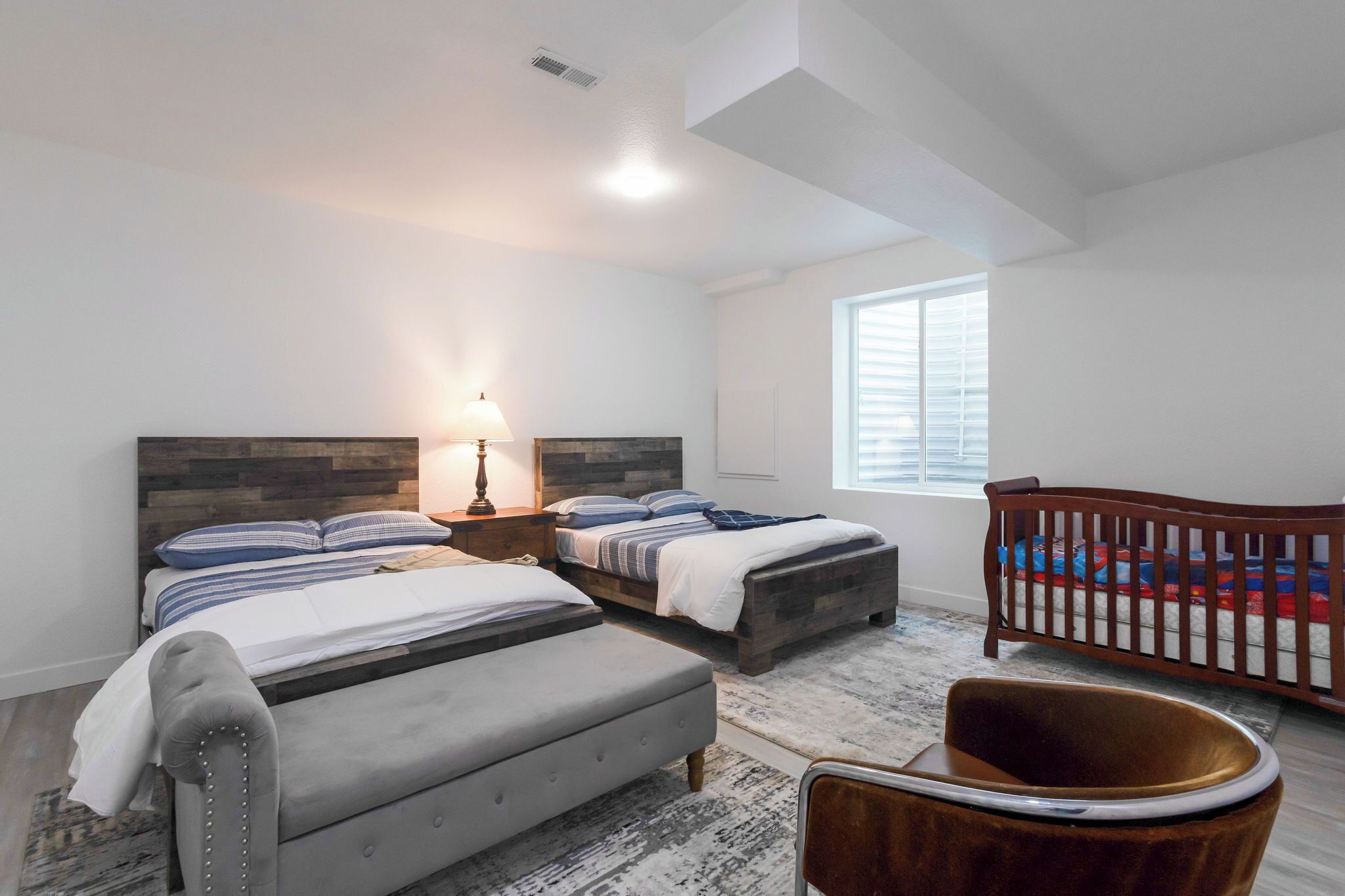 2 habitaciones, tabla de planchar con plancha, wifi y ropa de cama 