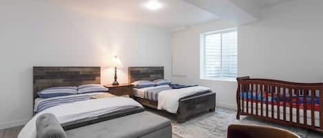 2 habitaciones, tabla de planchar con plancha, wifi y ropa de cama