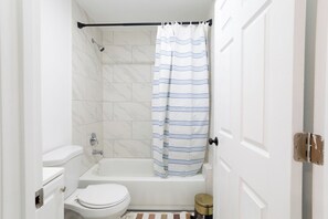 Sèche-cheveux, serviettes fournies, savon, papier toilette