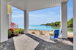 Terrace/patio - Lovely 2-bedroom house in ocean front resort. (Islamorada)