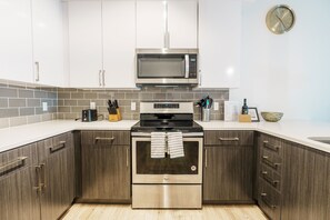 Fridge, microwave, oven, stovetop - High-Rise Apartment with Panoramic Skyline Views (Tampa)