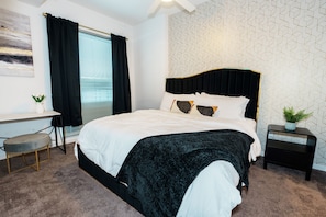 1 bedroom, desk, free WiFi, bed sheets - High-Rise Apartment with Panoramic Skyline Views (Tampa)