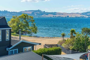 Beach - Willow Lake House - Lake Taupo Holiday Home (Taupo)