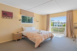 4 bedrooms, iron/ironing board, WiFi - Willow Lake House - Lake Taupo Holiday Home (Taupo)
