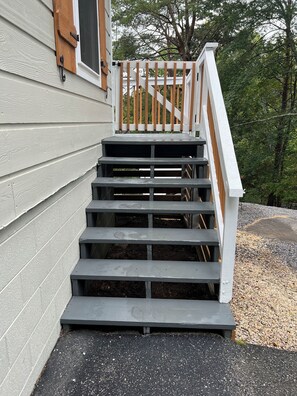 Property grounds - Charming 2-bedroom Cottage/5-Star Location/Hot Tub/Fire Pit/Cubs Den (Pigeon Forge)