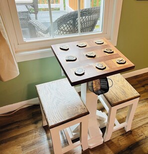 Dining - Charming 2-bedroom Cottage/5-Star Location/Hot Tub/Fire Pit/Cubs Den (Pigeon Forge)