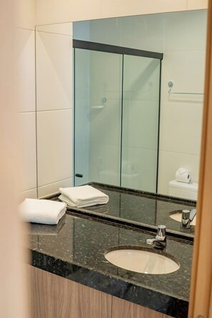 Deluxe Room | Bathroom | Shower, free toiletries, towels, soap - Makia By Mai (Ipojuca)