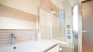 Shower, hair dryer, bidet, towels - Vacation home the wind rose Villa Angela -Panoramic-. (Sardegna)