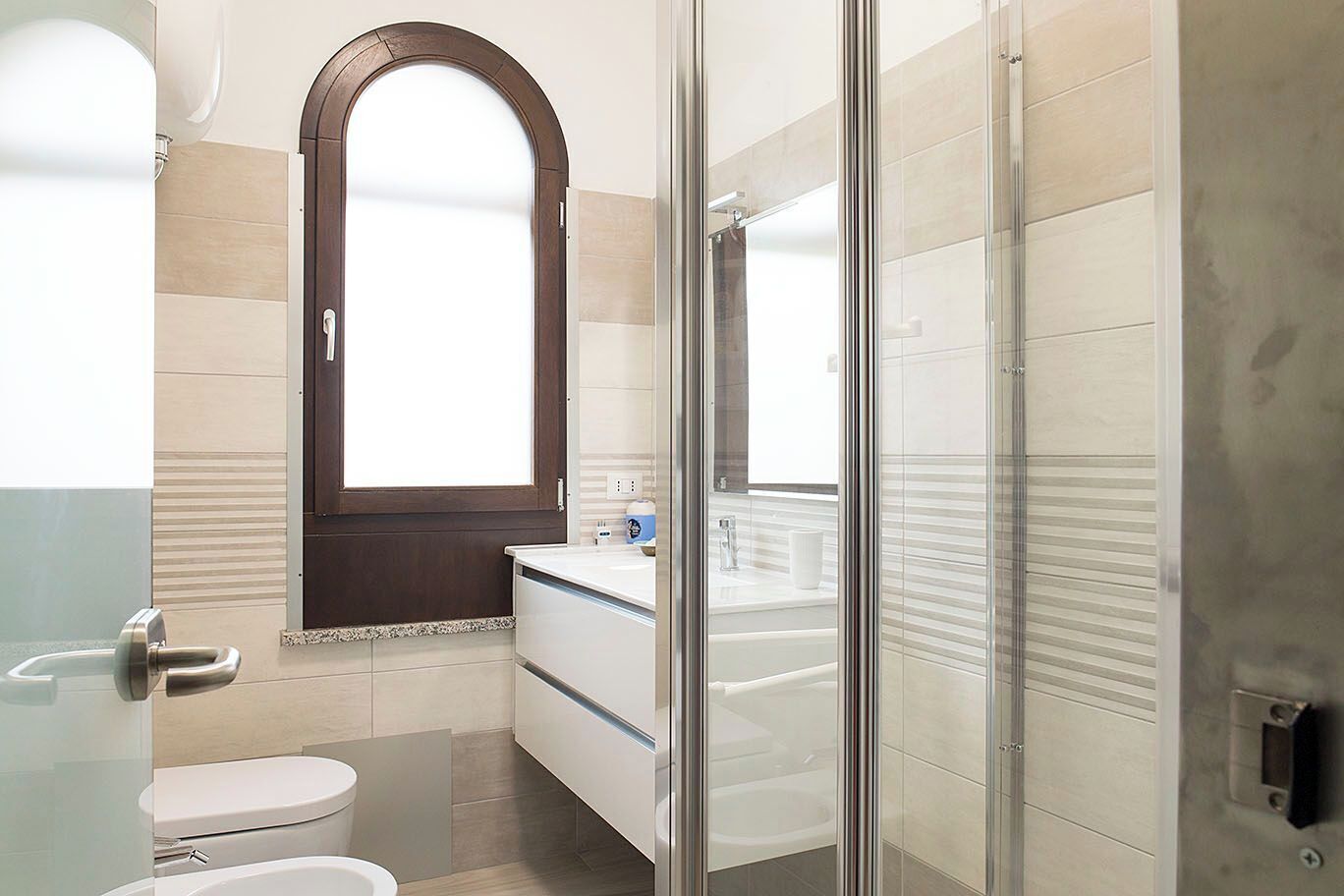 Douche, sèche-cheveux, bidet, serviettes fournies