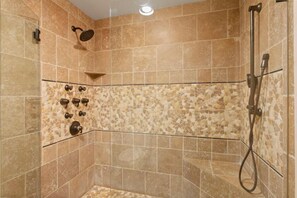 Dusche, Haartrockner, Handtücher