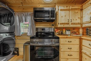 Coffee/tea maker, fridge, microwave, oven - Whispering Brook Retreat in the Smoky Mountains w Hot Tub Pet Friendly (Elizabethton)