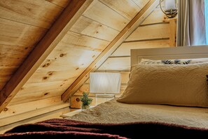 2 bedrooms, WiFi, bed sheets - Whispering Brook Retreat in the Smoky Mountains w Hot Tub Pet Friendly (Elizabethton)