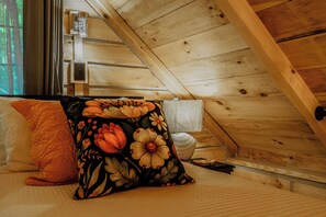 2 bedrooms, WiFi, bed sheets - Whispering Brook Retreat in the Smoky Mountains w Hot Tub Pet Friendly (Elizabethton)