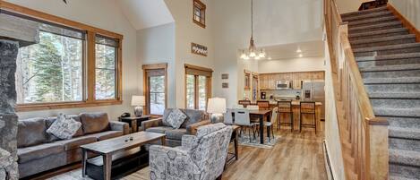 Televisión, chimenea, reproductor de DVD, estéreo